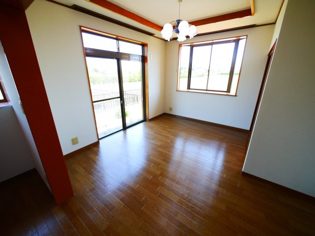 長生郡長生村小泉　中古戸建の居間・リビング|令和3年4月内外装リフォーム済み ４LDK JR外房線八積駅車約6分　全室証明付き