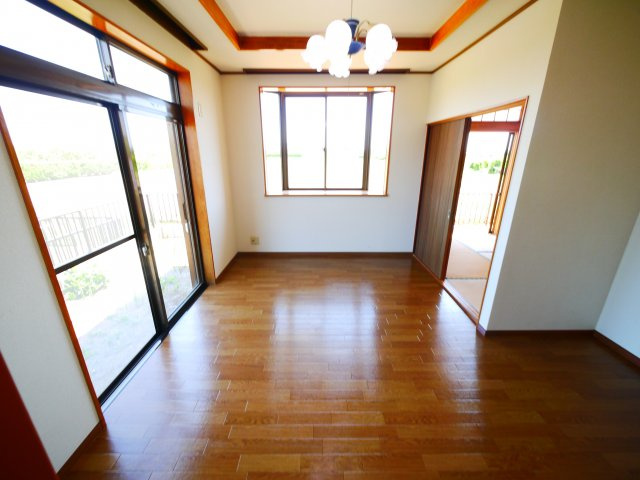 長生郡長生村小泉　中古戸建の居間・リビング|令和3年4月内外装リフォーム済み ４LDK JR外房線八積駅車約6分　全室証明付き