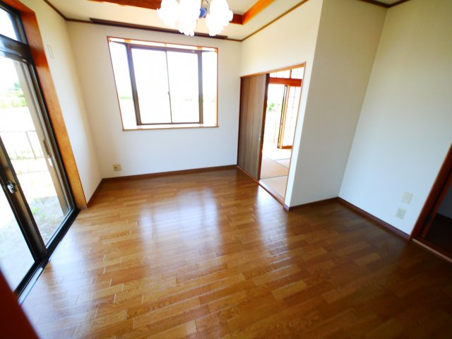 長生郡長生村小泉　中古戸建の居間・リビング|令和3年4月内外装リフォーム済み ４LDK JR外房線八積駅車約6分　全室証明付き