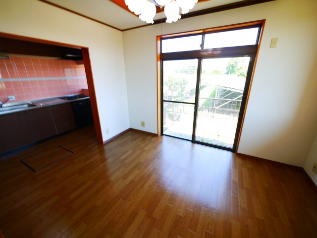 長生郡長生村小泉　中古戸建の居間・リビング|令和3年4月内外装リフォーム済み ４LDK JR外房線八積駅車約6分　全室証明付き