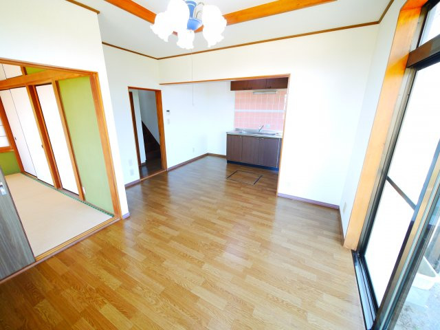 長生郡長生村小泉　中古戸建の居間・リビング|令和3年4月内外装リフォーム済み ４LDK JR外房線八積駅車約6分　全室証明付き