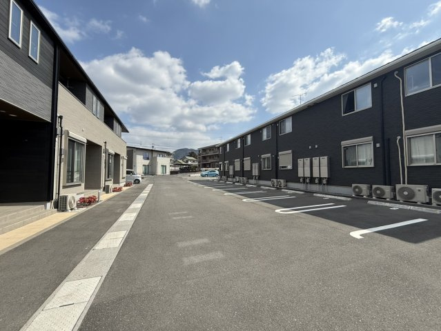 北九州市八幡西区馬場山緑のアパートの駐車場