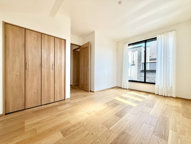 世田谷区北烏山6丁目　新築戸建の洋室|各部屋に窓を設置！明るい日差しが降り注ぐ心地よい室内は、日々の暮らしに安らぎを与えてくれます。

現地ご見学希望・資料請求などお気軽にお問い合わせ下さい！
03-5990-5201