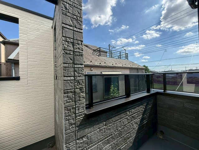 世田谷区北烏山6丁目　新築戸建のバルコニー|朝の澄んだ空気や、夕方の清々しい風を五感で感じられるバルコニー！

現地ご見学希望・資料請求などお気軽にお問い合わせ下さい！
03-5990-5201