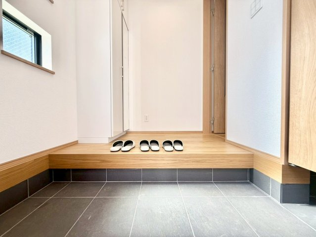世田谷区北烏山6丁目　新築戸建の玄関|玄関横にはシューズボックスがついているため、片付いた玄関がキープできます！

現地ご見学希望・資料請求などお気軽にお問い合わせ下さい！
03-5990-5201