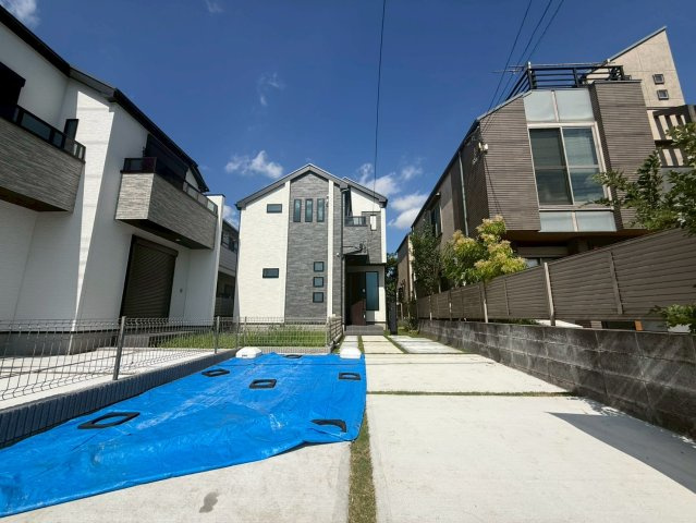 世田谷区北烏山6丁目　新築戸建の駐車場|カースペースもしっかり確保。車での移動が欠かせないファミリーにも嬉しいプランです。

現地ご見学希望・資料請求などお気軽にお問い合わせ下さい！
03-5990-5201