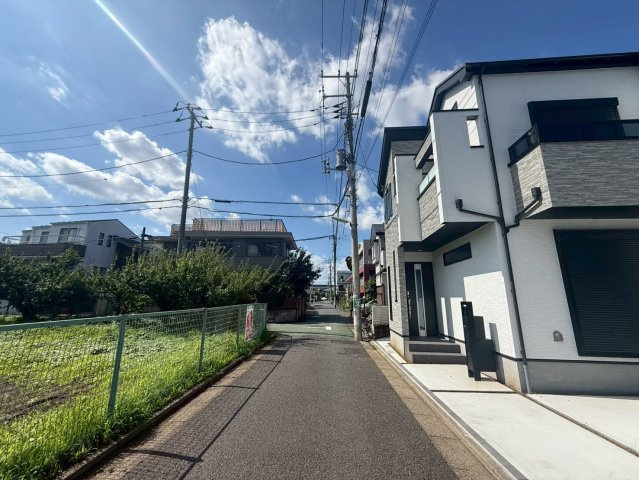 世田谷区北烏山6丁目　新築戸建の前面道路含む現地写真|現地は、第一種低層住居専用地域ならではの静かで落ち着いた住環境！

現地ご見学希望・資料請求などお気軽にお問い合わせ下さい！
03-5990-5201