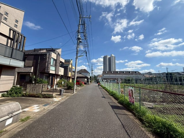 世田谷区北烏山6丁目　新築戸建の前面道路含む現地写真|第一種低層住居専用地域のため、高い建物がなく圧迫感がありません。

現地ご見学希望・資料請求などお気軽にお問い合わせ下さい！
03-5990-5201