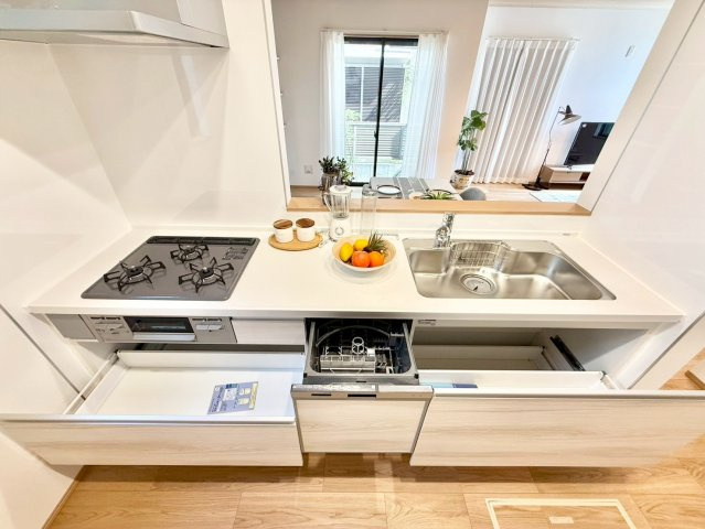 世田谷区北烏山6丁目　新築戸建のキッチン|ビルトインタイプの食洗機付き！家事の時間と、手洗いに比べて使用水量も軽減します！

現地ご見学希望・資料請求などお気軽にお問い合わせ下さい！
03-5990-5201