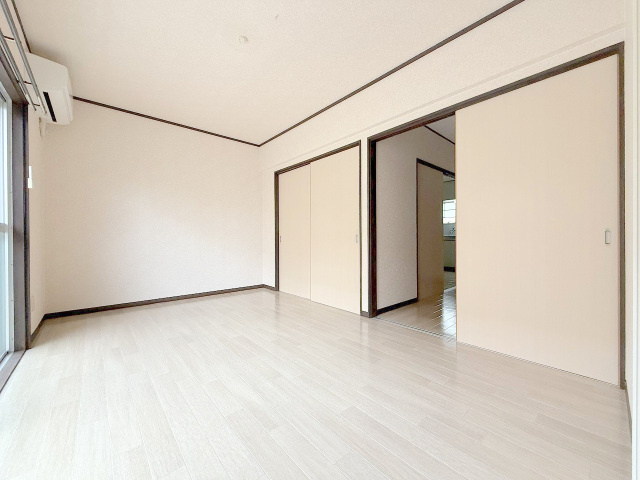高岡マンションの居間・リビング
