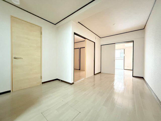 高岡マンションの居間・リビング