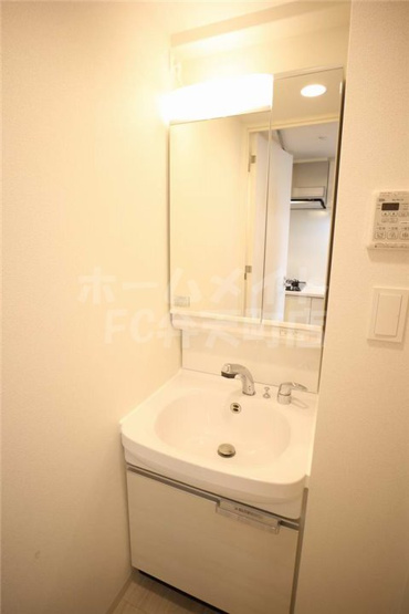 【洗面所】 | アドバンス大阪セレーノ | 明るい洗面所です