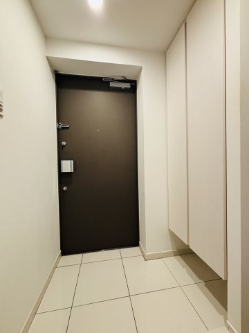 玄関には大型のシューズボックスがあります