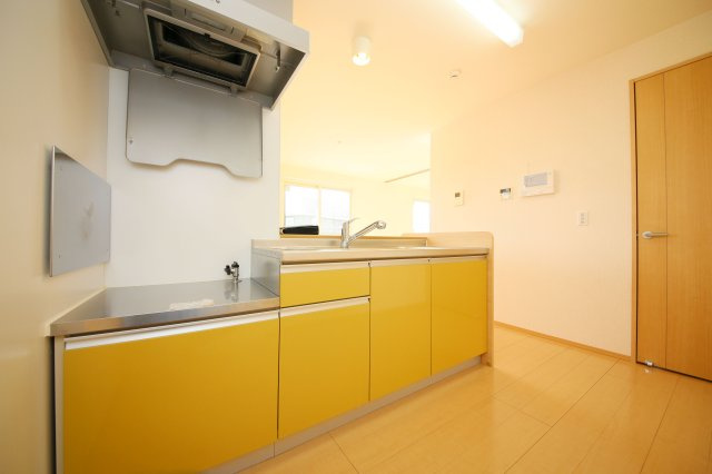プランドール　A棟のキッチン|別部屋同一間取りのお写真となっております。