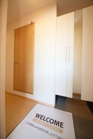 プランドール　A棟の玄関|別部屋同一間取りのお写真となっております。