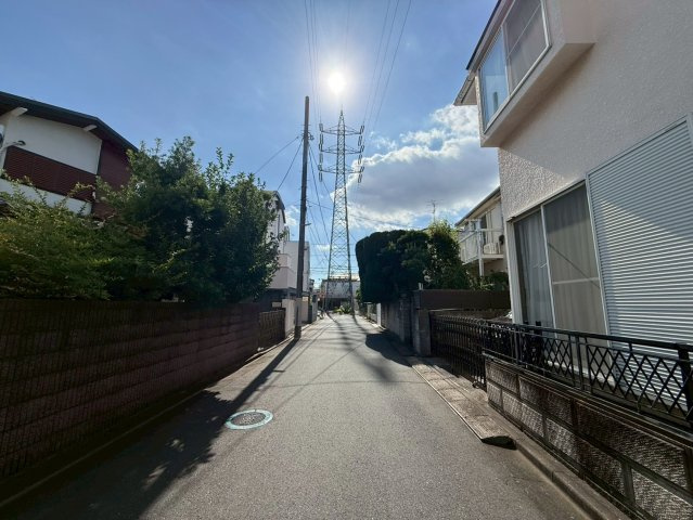 杉並区下高井戸3丁目　新築戸建の前面道路含む現地写真|2026.07.09撮影

現地ご見学希望・資料請求などお気軽にお問い合わせ下さい！
03-5990-5201