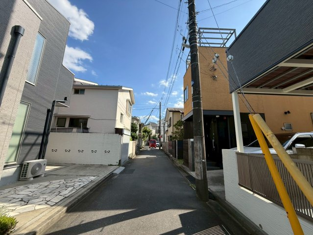 杉並区下高井戸3丁目　新築戸建の前面道路含む現地写真|2026.07.09撮影

現地ご見学希望・資料請求などお気軽にお問い合わせ下さい！
03-5990-5201