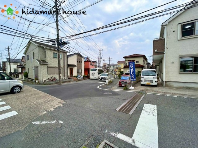 上尾市瓦葺　中古戸建の前面道路含む現地写真