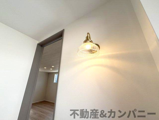 久米窪田町の新築分譲戸建の玄関|玄関にあるブラケットがかわいいです
