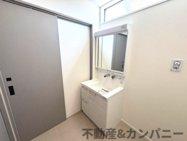 久米窪田町の新築分譲戸建の独立洗面台|独立洗面台で身支度をすべて済ませてしまいましょう
