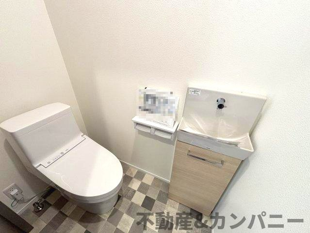 久米窪田町の新築分譲戸建のトイレ|独立型手洗い器付きトイレです