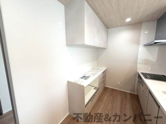 久米窪田町の新築分譲戸建のキッチン|背面収納です