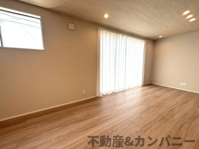久米窪田町の新築分譲戸建の居間・リビング|キッチンからみたリビングです