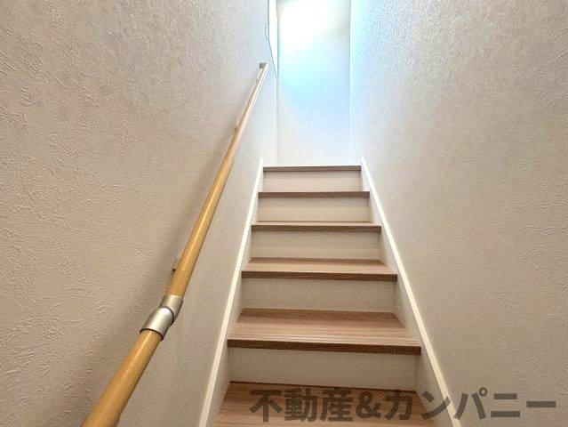久米窪田町の新築分譲戸建のその他|手すり付き階段です