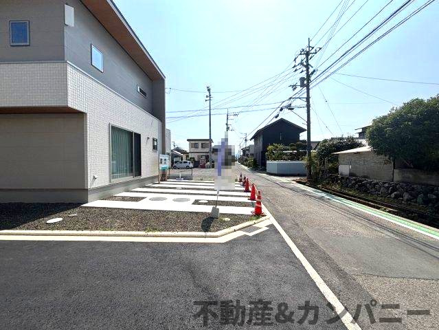 久米窪田町の新築分譲戸建の前面道路含む現地写真|前面道路含む現地写真です