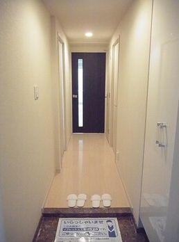 レジディア根岸の玄関