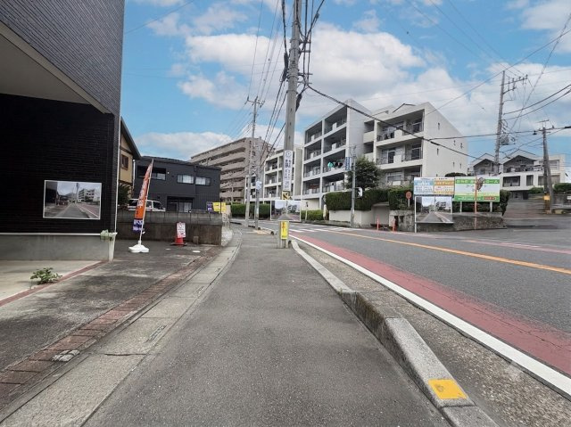 朝霞市根岸台2丁目の前面道路含む現地写真|建物前には歩道もあり小さなお子様も安心です
