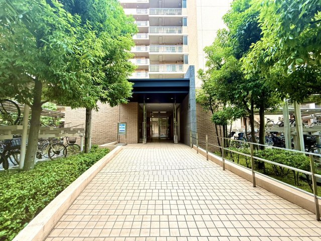 グロス・ヴュー・スクエア　アルタイムⅢ|手入れの行き届いたエントランスが住まいの印象を高めます。