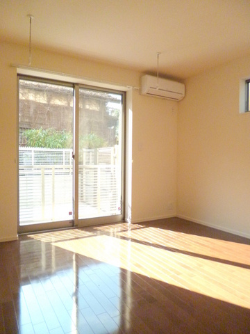 プラチナレジデンス新宿北の洋室|角部屋２面採光　明るいお部屋です
