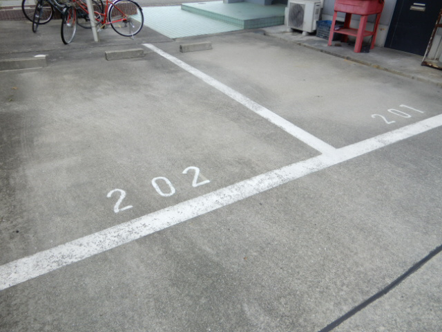 オーク伊川の駐車場