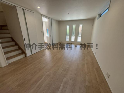 【居間・リビング】 | 神戸市須磨区緑が丘2丁目　新築戸建A号地　仲介手数料無料！ | こちらの居間で趣味の時間をお楽しみください