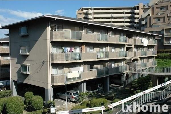 葛上マンションのエントランス