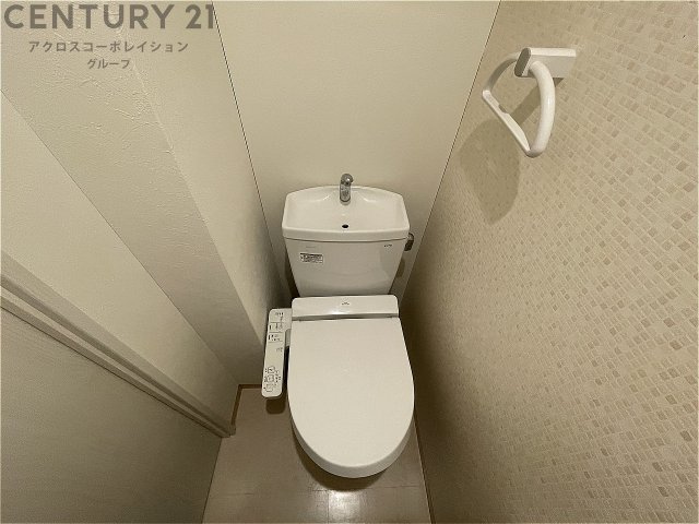 温水洗浄便座付きのトイレです♪