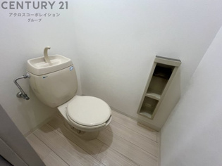 シンプルで掃除のしやすいトイレです♪