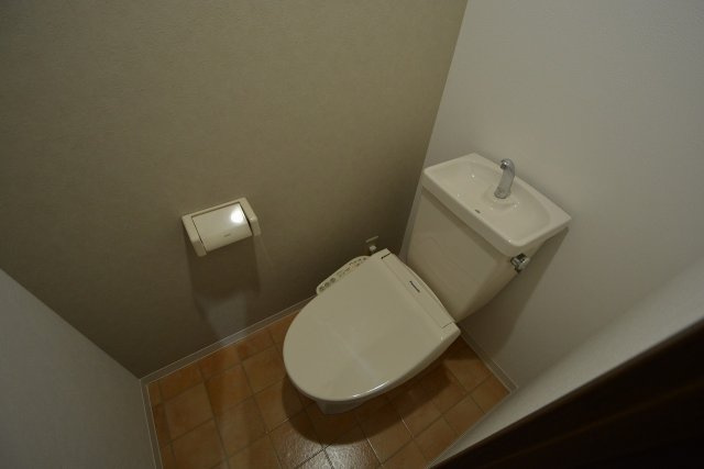 温水洗浄便座付きのトイレです♪