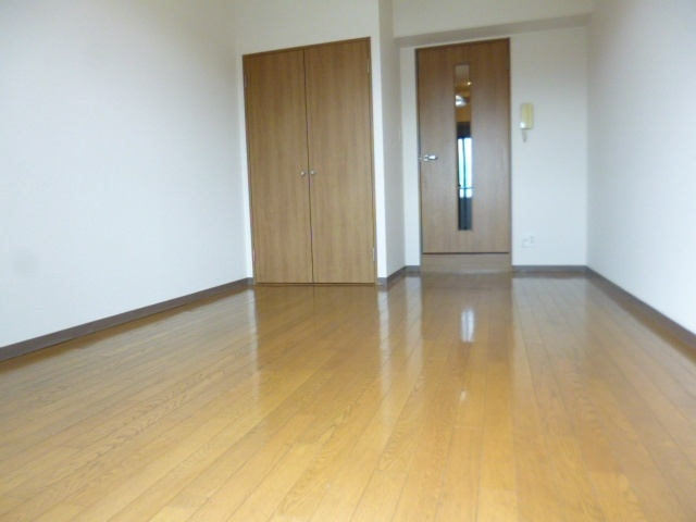 【洋室】 | カーサソラッツォ弐番館 | クローゼットもあるきれいな洋室です♪（同物件別室の写真です）