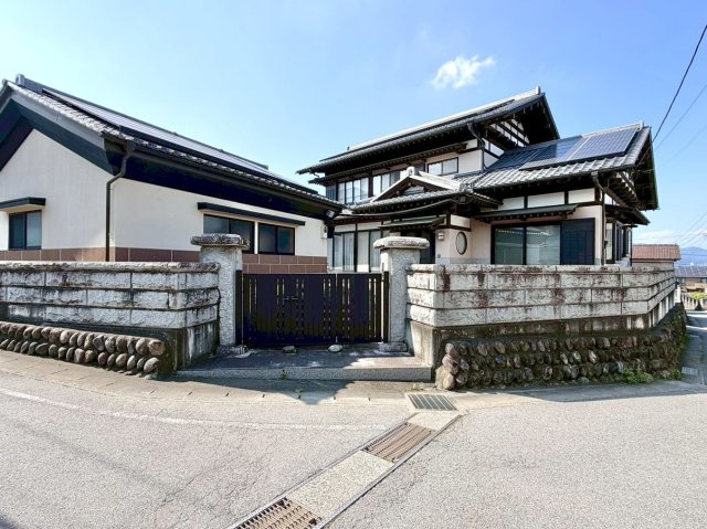 【中古戸建】渋川市石原の外観|■外観｜特徴のある個性的な住まいと美しい街並み、そして住みやすい環境を、ぜひ現地でご覧になりませんか。お気軽にお問合せください(^^)  