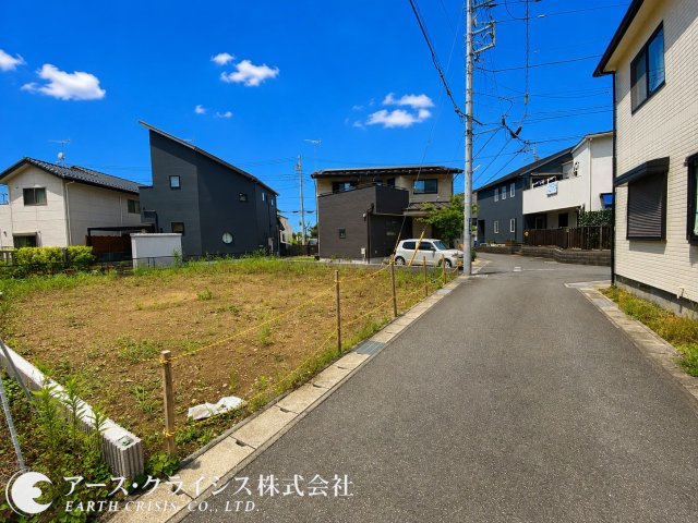 【前面道路含む現地写真】 | 流山市西平井2丁目 | 新しい家が増えても、空の広さはそのまま。春には桜、夏には青空、秋にはやわらかな光。季節ごとに表情を変える街で、長く暮らせる安心を。