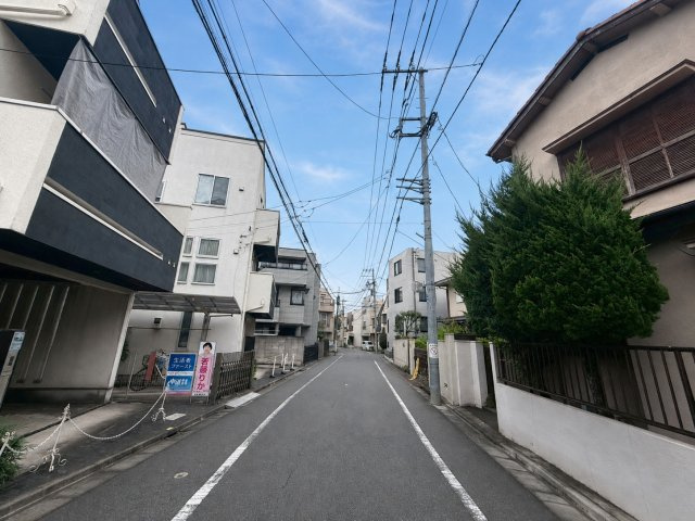 杉並区天沼2丁目　中古戸建の前面道路含む現地写真|2026.07.13撮影

現地ご見学希望・資料請求などお気軽にお問い合わせ下さい！
03-5990-5201