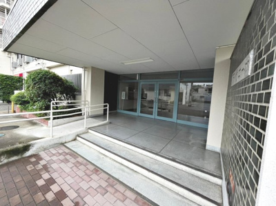 【エントランス】 | 万代コーポ | 壁付けキッチンです♪コンロの前に窓があるので、換気しやすく明るいキッチンです！