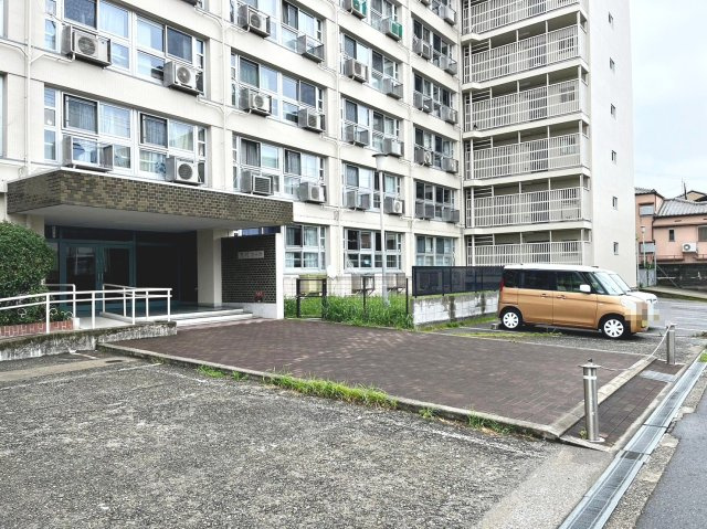 万代コーポの駐車場|サンルームがあるので、花粉の季節や雨の季節にも安心ですね♪