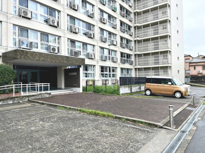 【駐車場】 | 万代コーポ | サンルームがあるので、花粉の季節や雨の季節にも安心ですね♪
