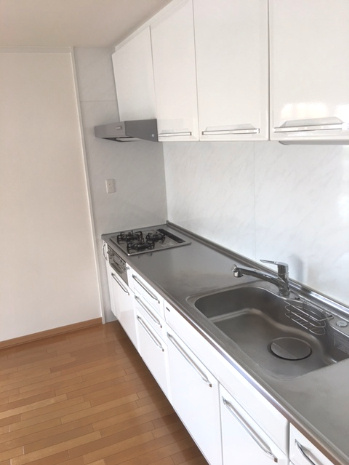 【キッチン】 | 藤沢台第一住宅303号棟 | キッチンのスペースが広く、家事のストレスも軽減！吊戸棚や下部にたっぷりと収納スペースが確保されています。