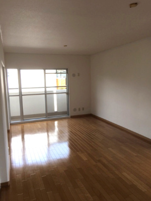 【居間・リビング】 | 藤沢台第一住宅303号棟 | 家族団らんのスペースとなるリビングは二面がバルコニーに面しており、明るく心地よい住空間！