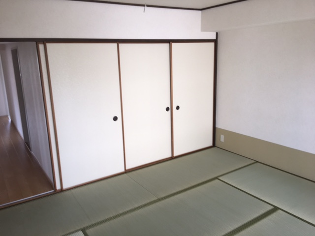 【和室】 | 藤沢台第一住宅303号棟 | 柔らかな畳が与えてくれる、癒しにあふれた8帖和室！廊下・リビングの2方向から出入りでき、来客時は客間としてもご利用できます。