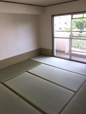 【和室】 | 藤沢台第一住宅303号棟 | リビングに隣接した和室は、お子様の遊びやお昼寝にも活躍！家族それぞれがお気に入りのスペースでゆったり過ごせそうです。